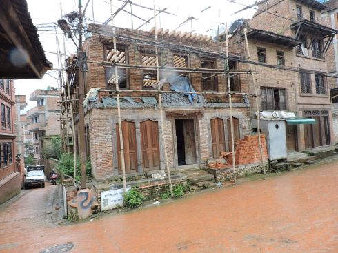 Bamboo scaffolds, and besides rebuilding without the frame structure