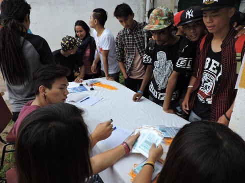 participants paying their entrance fee 