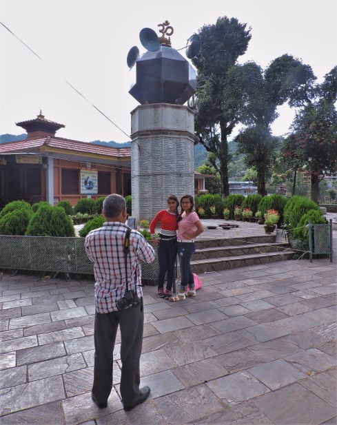 Daddy taking pictures at a temple especially for women in Pokhara: girls ask for a handsome boyfriend, young women for a good husband, married women to get pregnant, elderly women for a long life of their husbands (that makes sense!)
